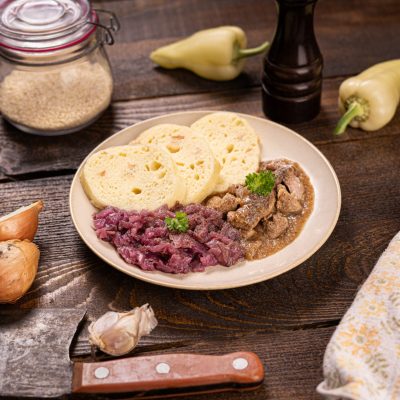 Bravcove maso na cesnaku, kapusta, knedla_412