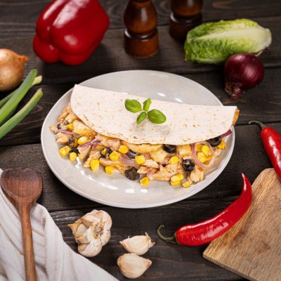 Mexicke kurito s grilovanym kuracim masom, cedarom a olivami_217