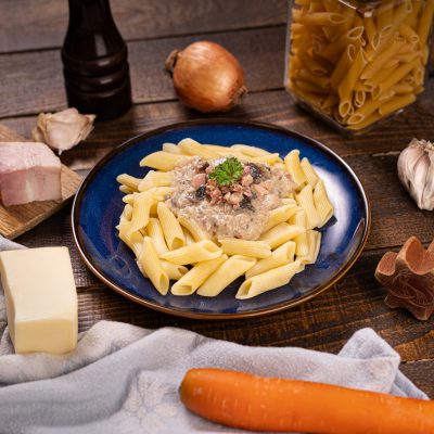 Penne v syrovej omacke so sunkou, slaninou a bylinkami_406