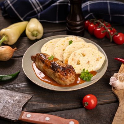 Plneny paprikovy lusk s paradajkovou omackou, knedla