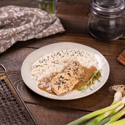 Restovane kuracie prsia na farebnom koreni_