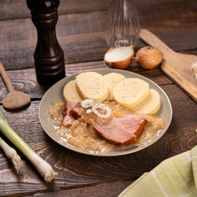 Udena krkovicka, kapusta, zemiakova knedla_