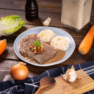 Viedenska rostenka zdobena smazenou cibulkou, zeleninova ryza_105